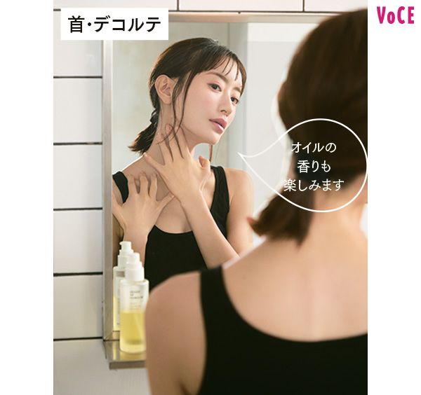 指先を使い胸鎖乳突筋から鎖骨まで、丁寧にさすり下ろすことでフェイスラインがすっきり