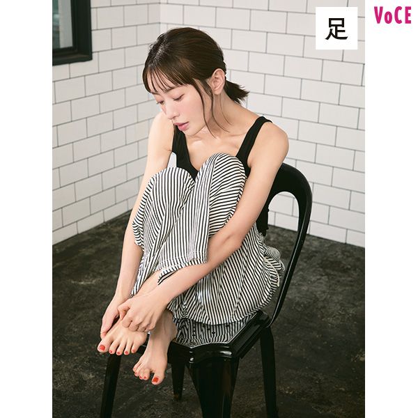 足の甲全体を手指の第二関節でゴリゴリ流すマッサージはリンパが流れ、むくみ改善に効果的！