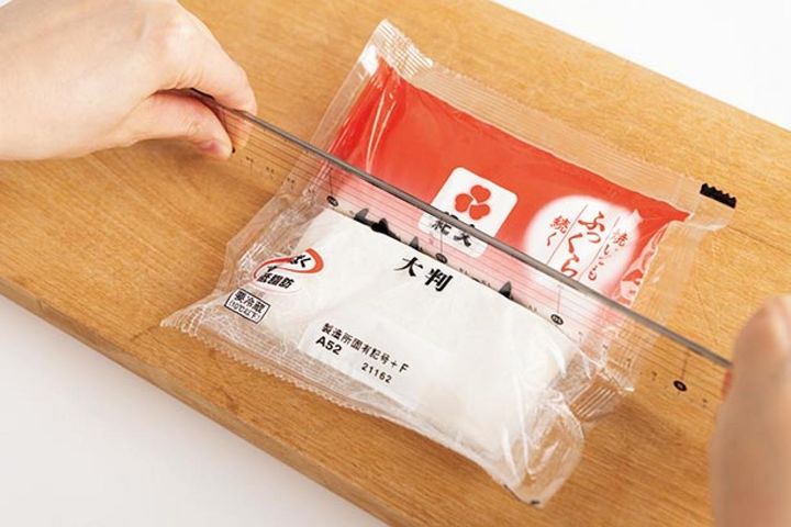 はんぺんの袋の上から定規を当て 軽く押し込む。