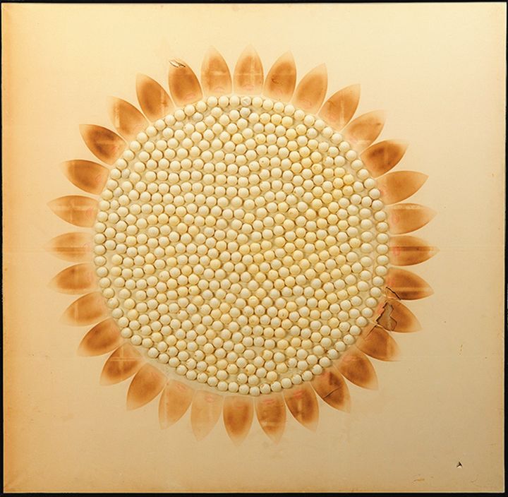 田部光子《作品》1962 年 ピンポン玉・紙（襖） 170.0×174.6cm 福岡市美術館蔵