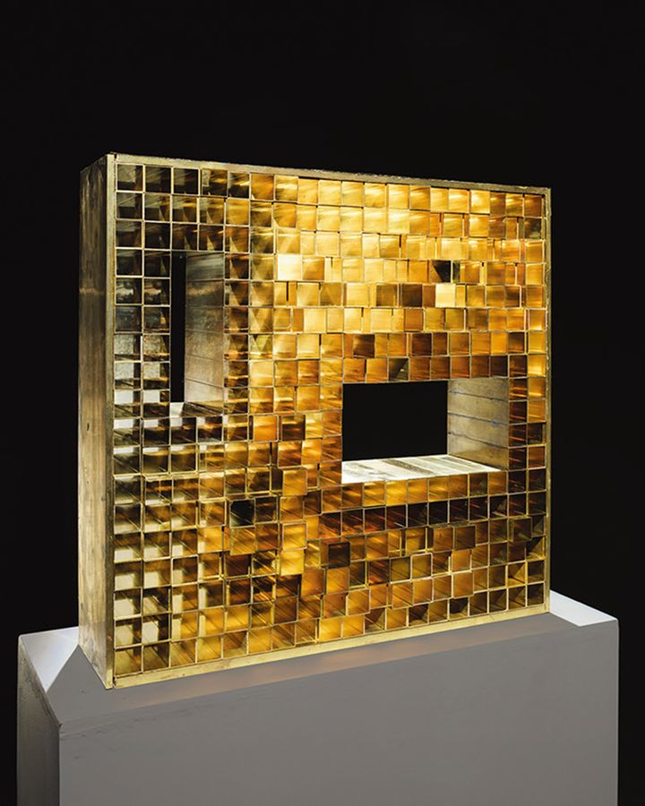 宮脇愛子《作品》1967年 真鍮 47.5×49.5×12.0cm 撮影:中川周