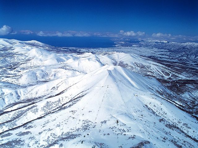 ニセコアンヌプリ山の裾野に巨大なスキー場がある