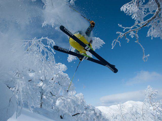 青空の下でスキーを楽しめる