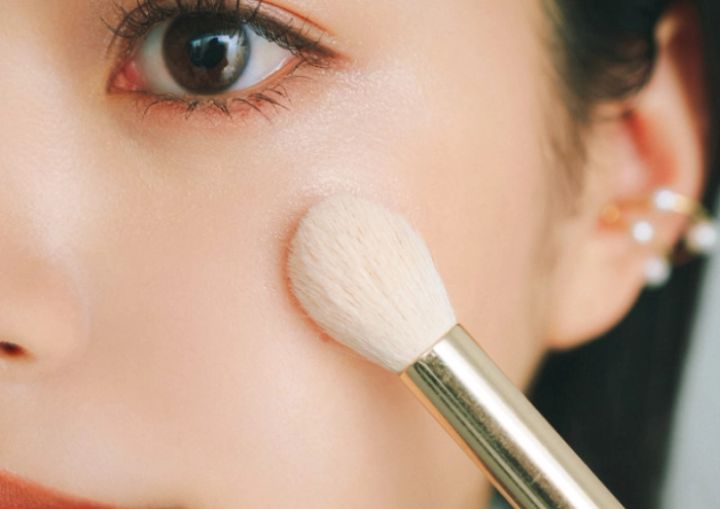 チークを入れている様子