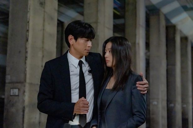 秘密を抱えるサンホを疑いながらも惹かれていくムンジュ [c]2025 Disney and its related entities