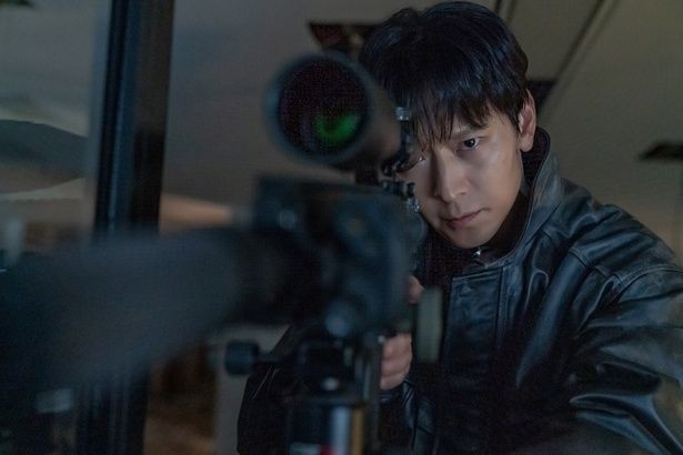 【写真を見る】21年ぶりにドラマ復帰したカン・ドンウォンの凜々しさにファン熱狂！ [c]2025 Disney and its related entities