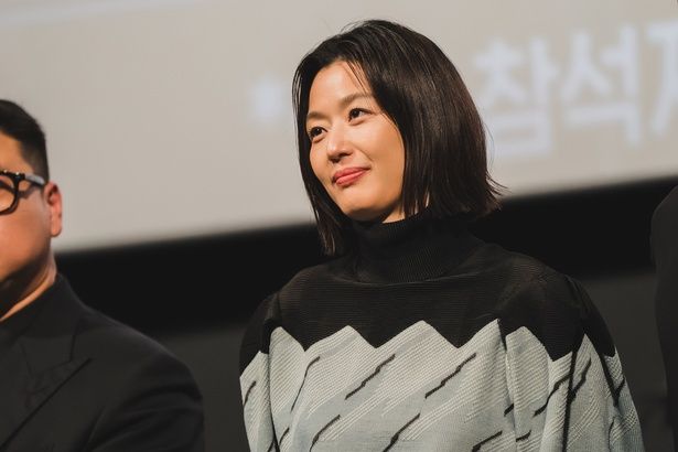 美しさと格好良さを兼ね備えたチョン・ジヒョン [c]2025 Disney and its related entities