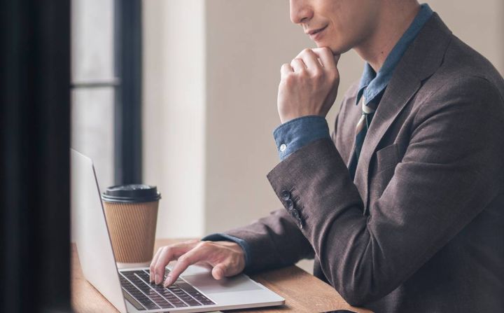 パソコン作業する人