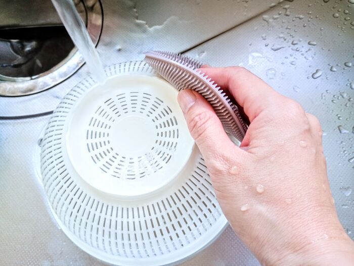 食器洗いだけじゃ損！100均『シリコンスポンジ』がフィットする使い道3選♡