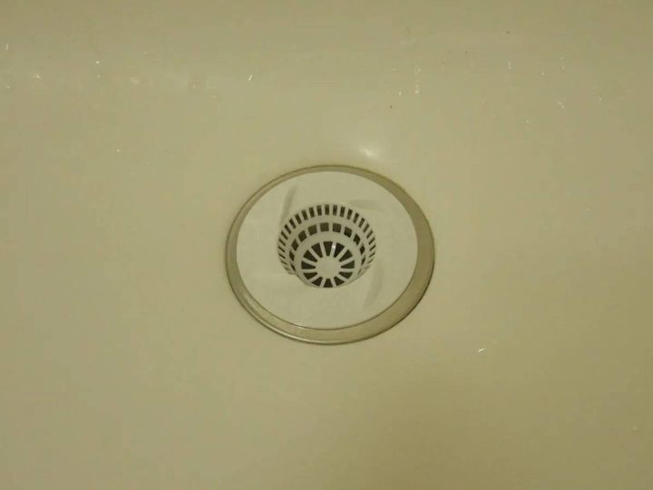 DAISO(ダイソー)：洗面台のくるくるゴミガード