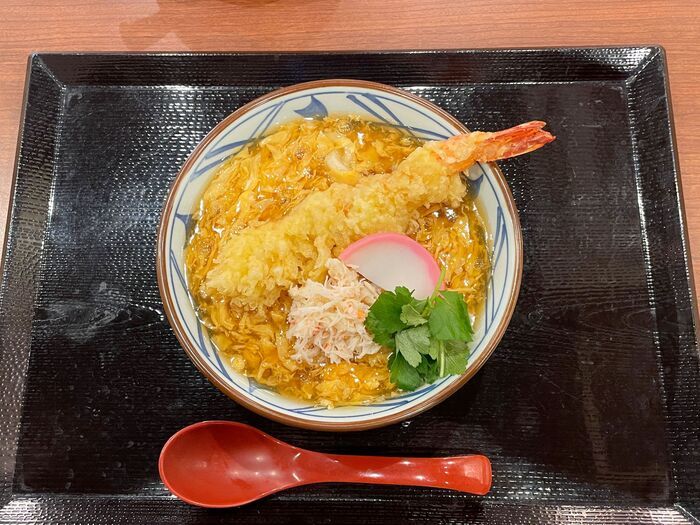 【丸亀製麺】2026年の初うどんはコレで決まり！「大海老天×本ずわい蟹」の豪華すぎる“年明けうどん”で福を呼び込もう♪