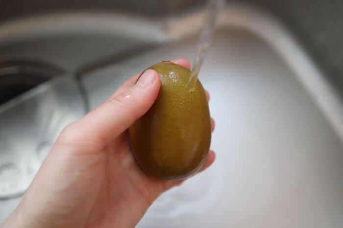 キウイを入手したら『まるごと冷凍』が大正解。皮がツルンと剥ける快感テクニックも必見！