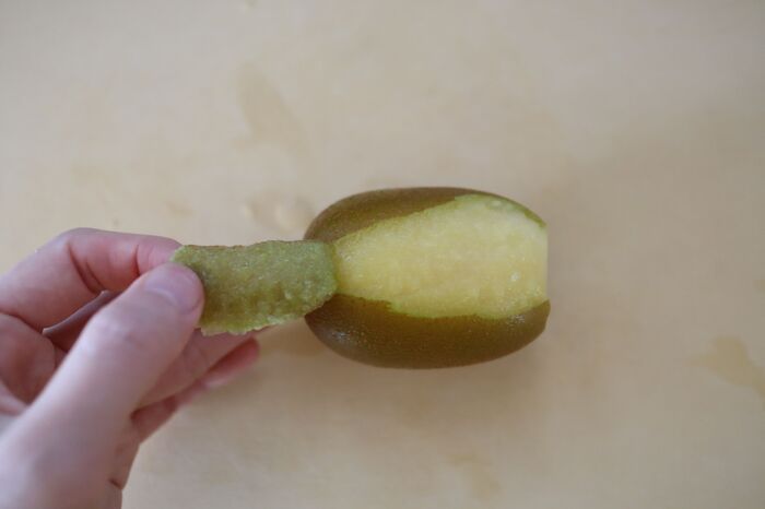 キウイを入手したら『まるごと冷凍』が大正解。皮がツルンと剥ける快感テクニックも必見！