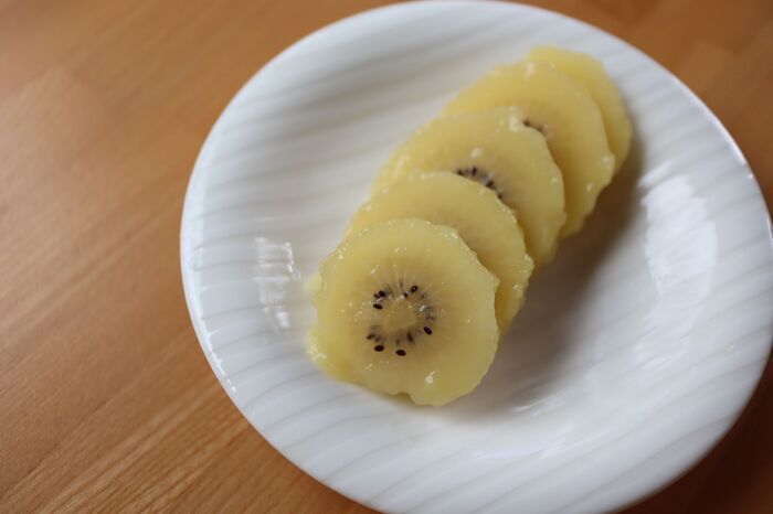 キウイを入手したら『まるごと冷凍』が大正解。皮がツルンと剥ける快感テクニックも必見！