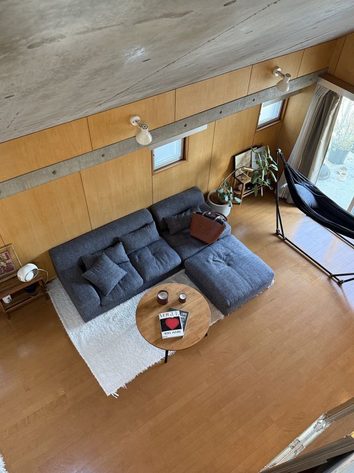 日本に恋したパリジェンヌ、クララ・ブランさんのお部屋を覗き見！ 2階建てメゾネットに散らした“フレンチの混沌”とは？ 【FUDGE おしゃれな人のルームツアー vol.16】