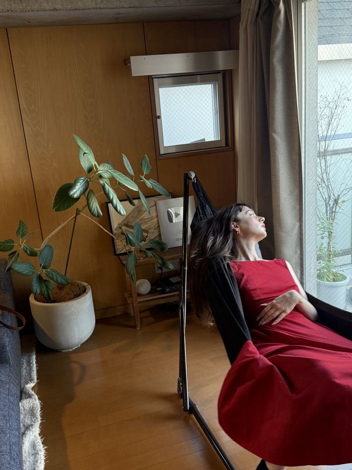 日本に恋したパリジェンヌ、クララ・ブランさんのお部屋を覗き見！ 2階建てメゾネットに散らした“フレンチの混沌”とは？ 【FUDGE おしゃれな人のルームツアー vol.16】