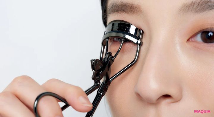 マグネット式つけまつ毛の付け方 ビューラーとマスカラ下地で下準備