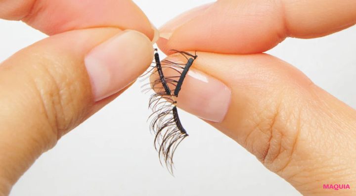 マグネット式つけまつ毛の付け方 まつ毛をケースから取り出す