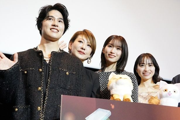 笑顔いっぱいにトークを繰り広げた