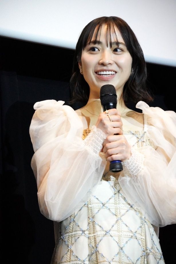 深冬を本の世界へ誘う謎の少女、真白役を演じた田牧そら