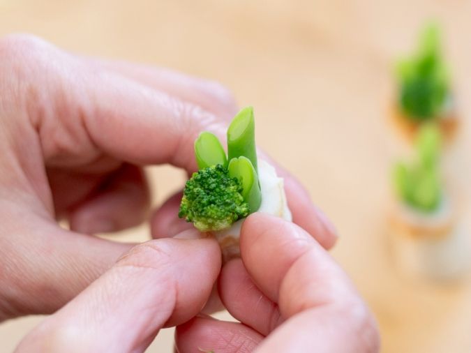 ちくわ門松の作り方（4）いんげんの手前にブロッコリーを刺す。