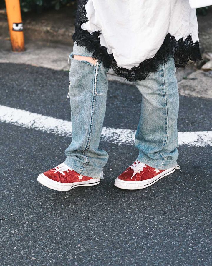 冬の“ライトカラーデニム”コーデ5選。ダークカラーと合わせるのが人気【TOKYO SNAP】