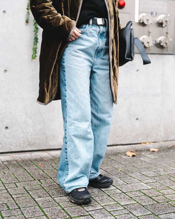 冬の“ライトカラーデニム”コーデ5選。ダークカラーと合わせるのが人気【TOKYO SNAP】