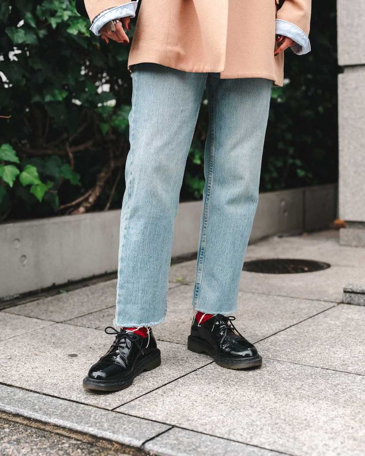 冬の“ライトカラーデニム”コーデ5選。ダークカラーと合わせるのが人気【TOKYO SNAP】