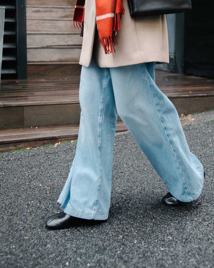 冬の“ライトカラーデニム”コーデ5選。ダークカラーと合わせるのが人気【TOKYO SNAP】