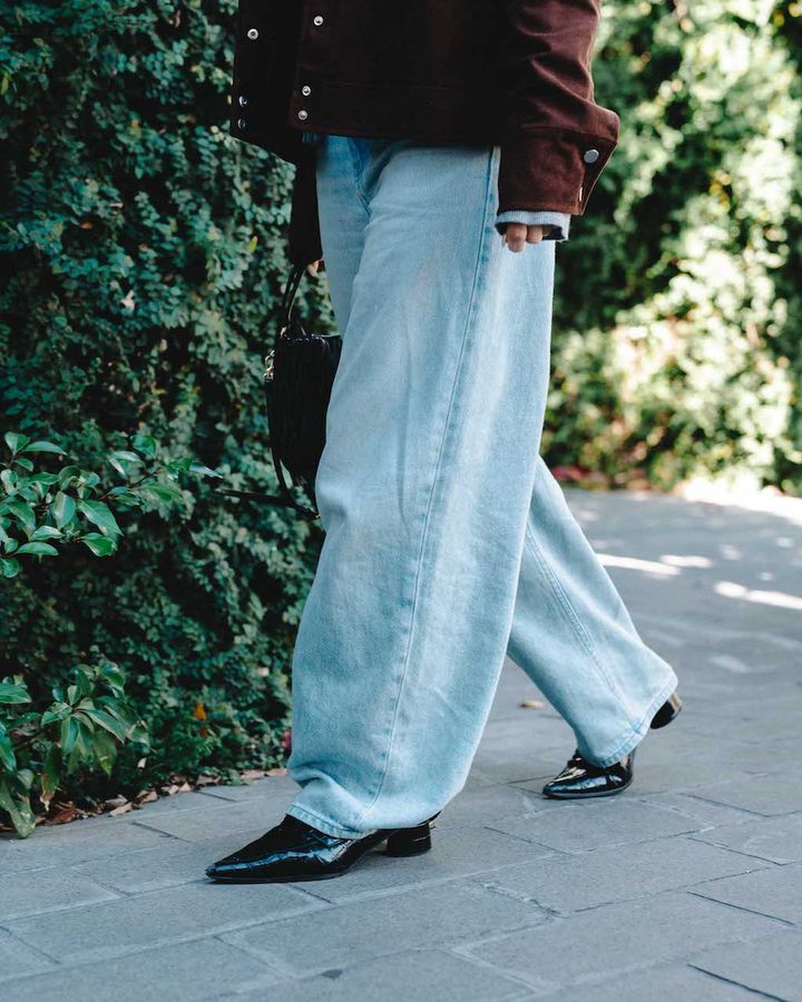 冬の“ライトカラーデニム”コーデ5選。ダークカラーと合わせるのが人気【TOKYO SNAP】