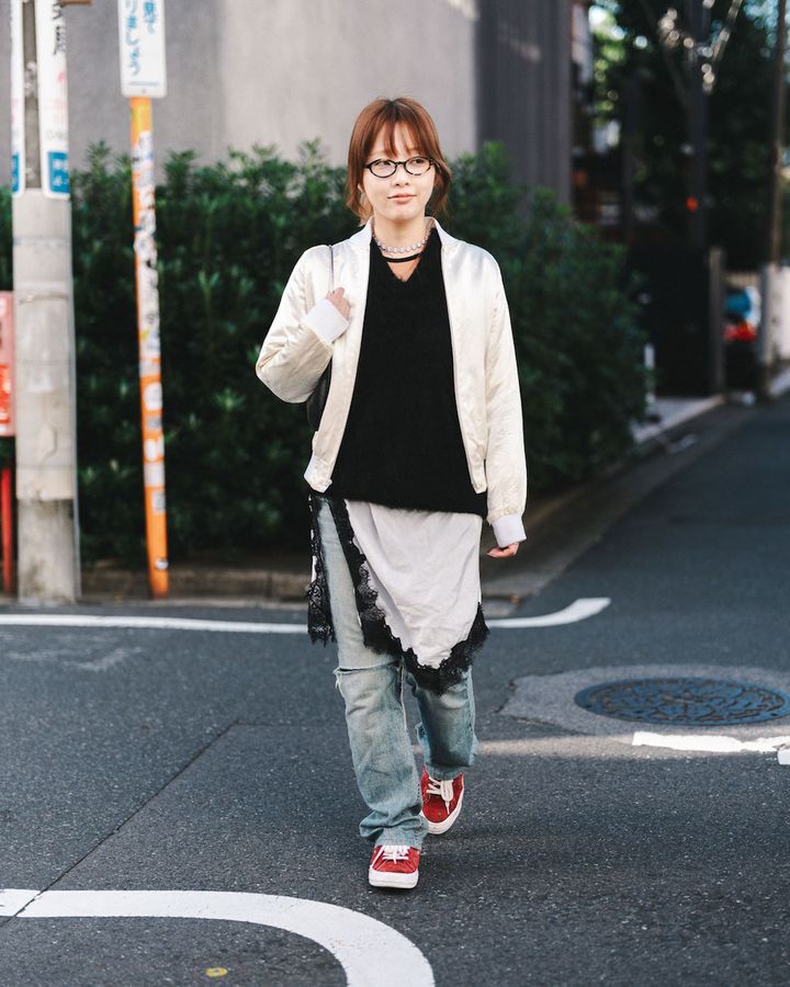 冬の“ライトカラーデニム”コーデ5選。ダークカラーと合わせるのが人気【TOKYO SNAP】