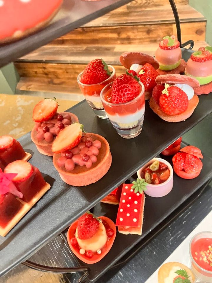 「ストロベリー・アフタヌーンティー」2段目。いちごとグリオットチェリーのゼリーのさわやかな酸味が印象的