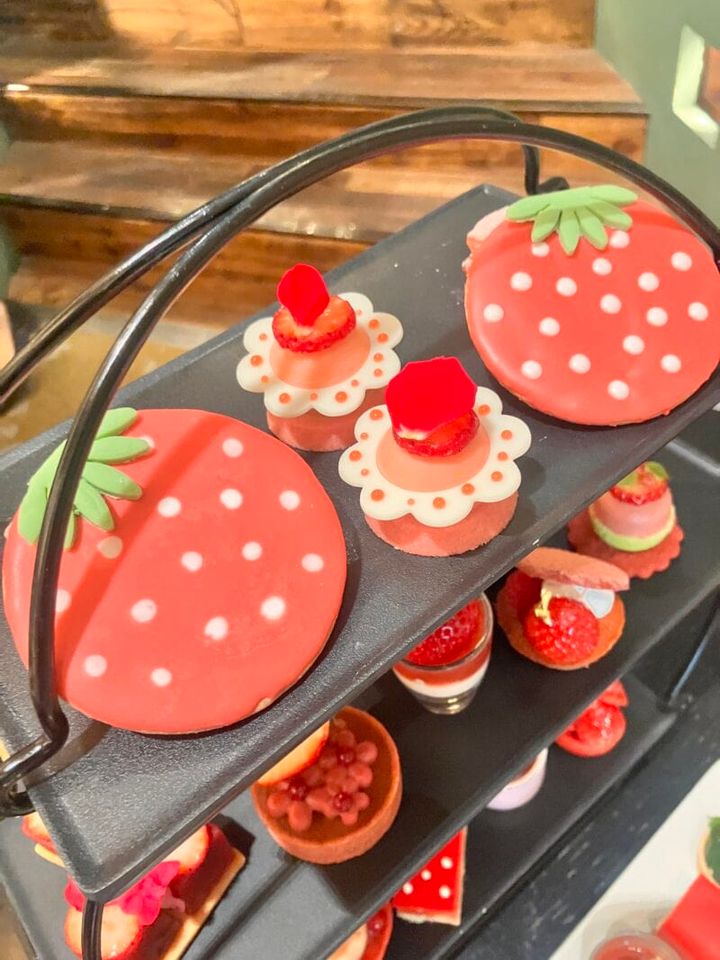 「ストロベリー・アフタヌーンティー」1段目。アイシングクッキーといちごとオレンジのヨーグルトクリーム