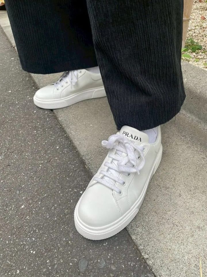 「コーデュロイパンツのときは細めのものを履きたかったんですが、雨が降るかもと思って『PRADA』のスニーカーにチェンジ。バッグに合わせて白にしました」