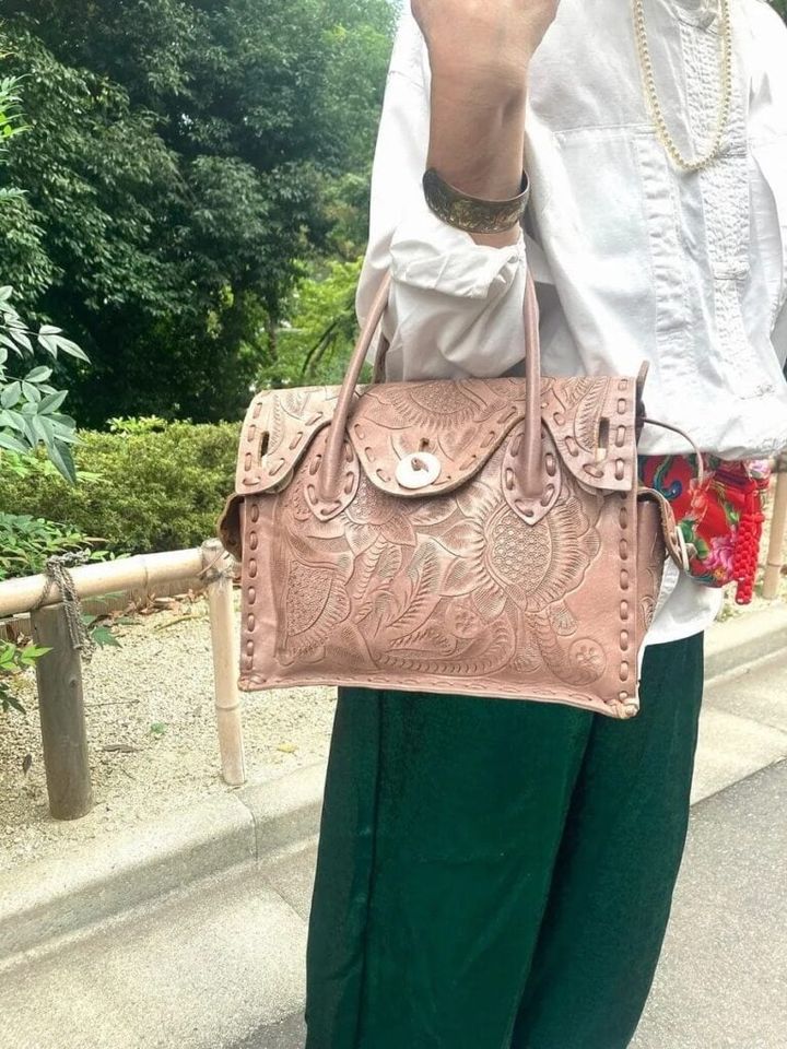 「白っぽいバッグが良いなと選んだのは『GRACE CONTINENTAL』のレザーの型押しのバッグ。真夏は籐のやメッシュ素材のものにするところですが、秋口だったのでこちらに。お気に入りすぎて、色違いやサイズ違いを買い足して4－5個持っています」