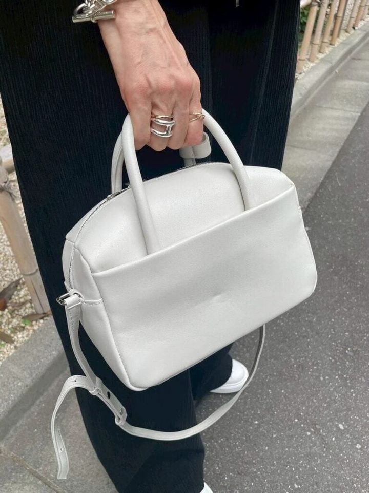 「今回は全身黒だと強い感じになりそうだったので…ハードになり過ぎない様に、『Bucket Baggage』の白のミニボストンバッグでアクセントをつけました」