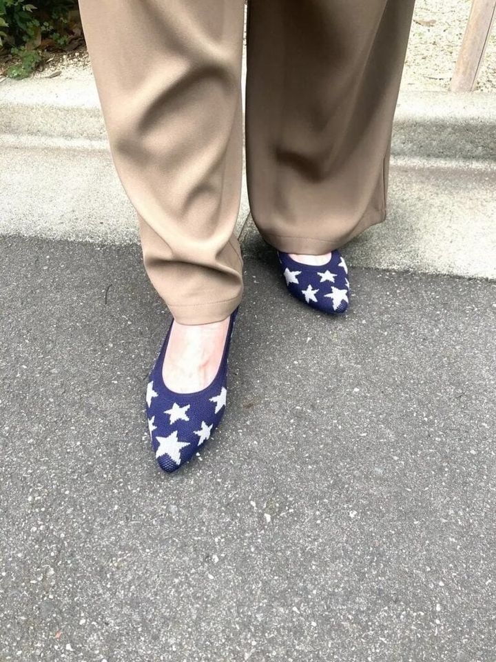 「靴は『annecoquine』。私の足の形にすごく合うので好きなブランド。大ぶりな星がデザインされていて、シックな服装のときは足元に遊び心をきかせています。『annecoquine』はボア付きのスニーカーを買ったのが最初で、歩き疲れず、ヒールのあるブーツも疲れなかったので、いろいろ買い揃えています」