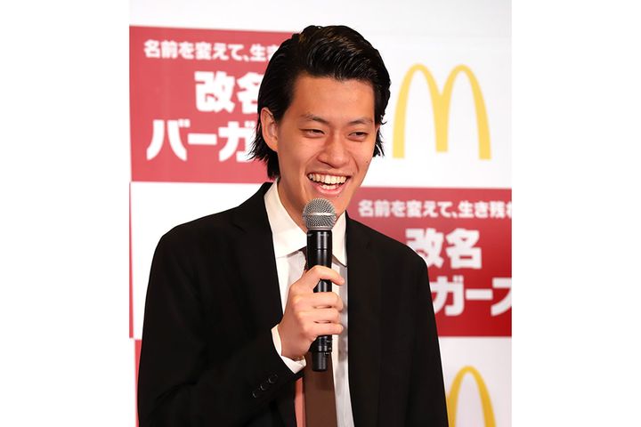 お笑いコンビ「霜降り明星」の粗品さん（2019年05月、時事通信フォト）