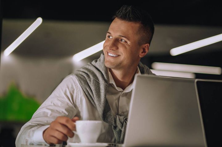 仕事中に遠くを見る男性