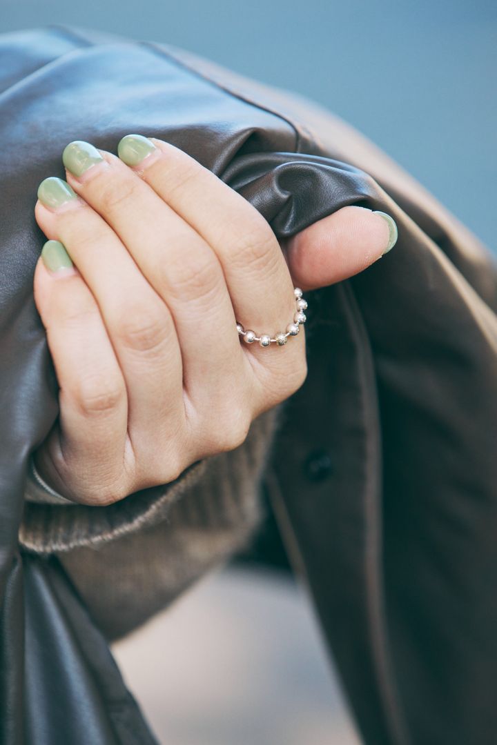 大人のチェック柄スカートはどう着る？クラシックなムードで合わせよう【FUDGE dig.｜お洒落な人は「チェック柄スカート」をどう着こなす？ 03 マザーズインダストリーPR 吉井琴波さん】