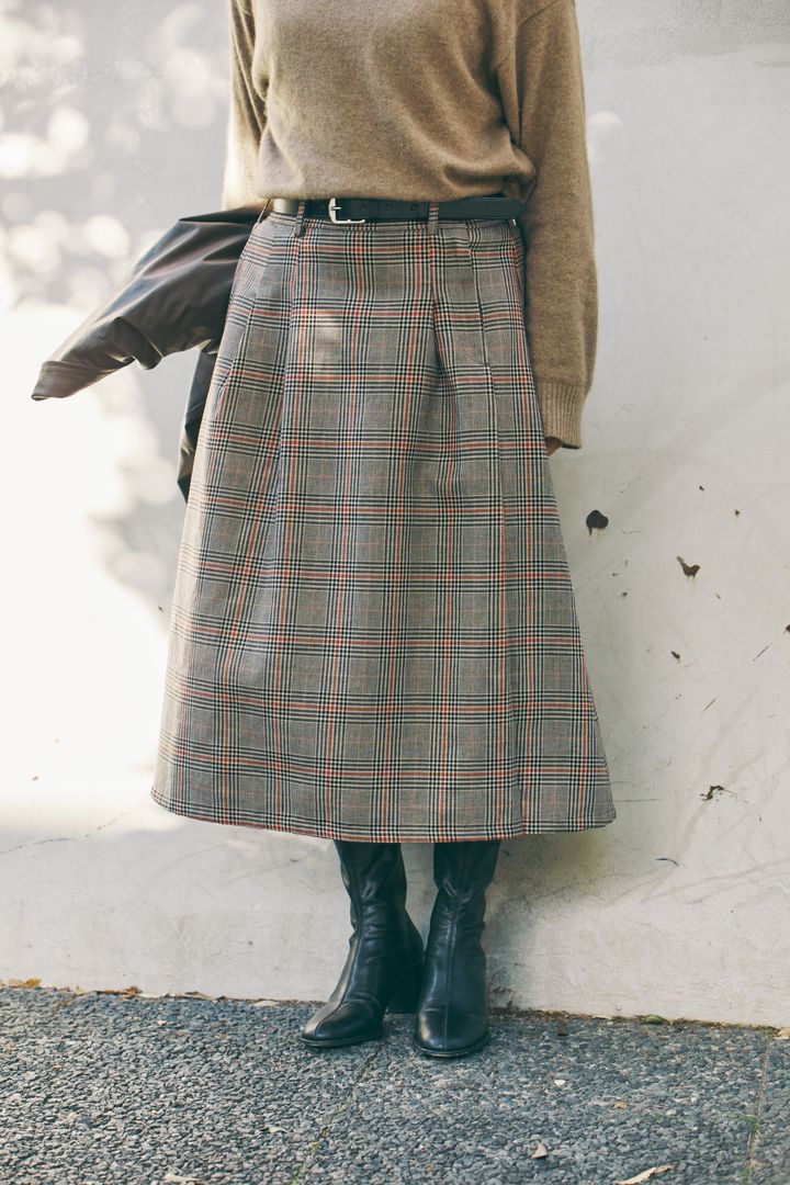 大人のチェック柄スカートはどう着る？クラシックなムードで合わせよう【FUDGE dig.｜お洒落な人は「チェック柄スカート」をどう着こなす？ 03 マザーズインダストリーPR 吉井琴波さん】