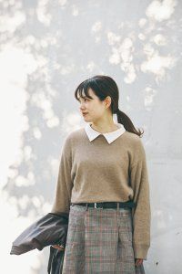 大人のチェック柄スカートはどう着る？クラシックなムードで合わせよう【FUDGE dig.｜お洒落な人は「チェック柄スカート」をどう着こなす？ 03 マザーズインダストリーPR 吉井琴波さん】