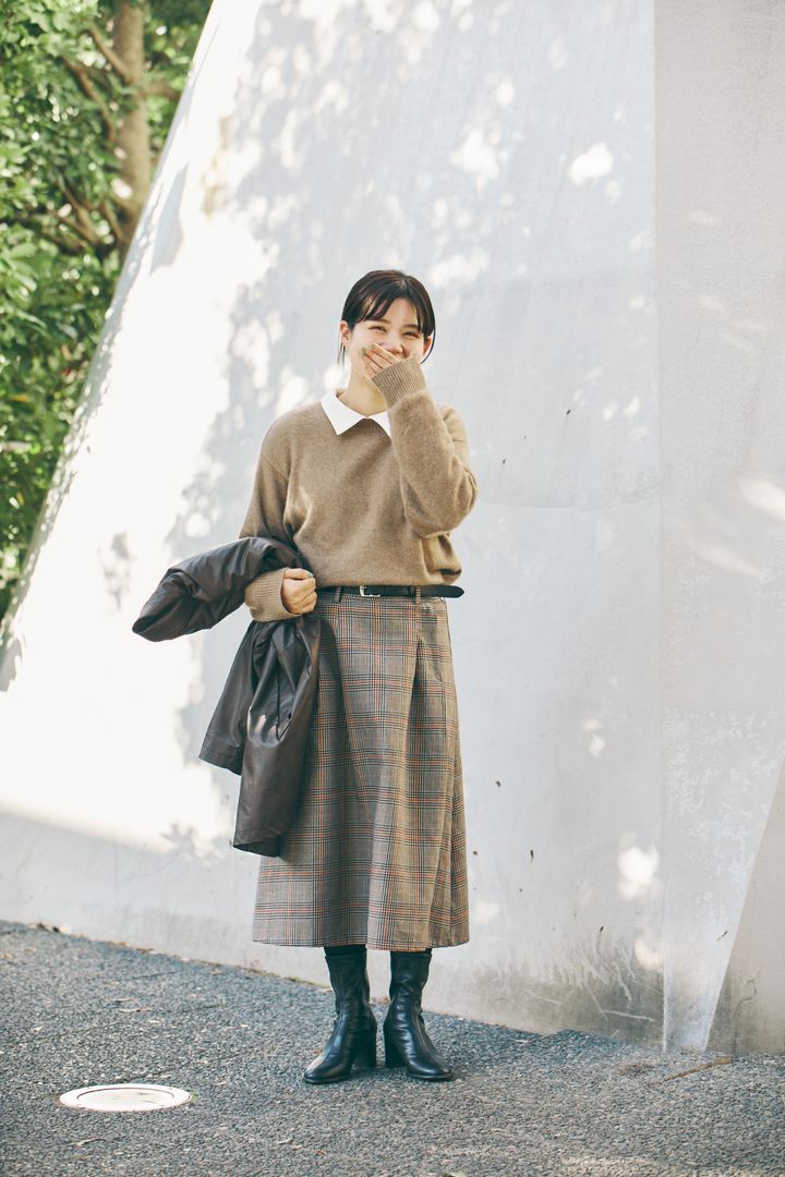 大人のチェック柄スカートはどう着る？クラシックなムードで合わせよう【FUDGE dig.｜お洒落な人は「チェック柄スカート」をどう着こなす？ 03 マザーズインダストリーPR 吉井琴波さん】