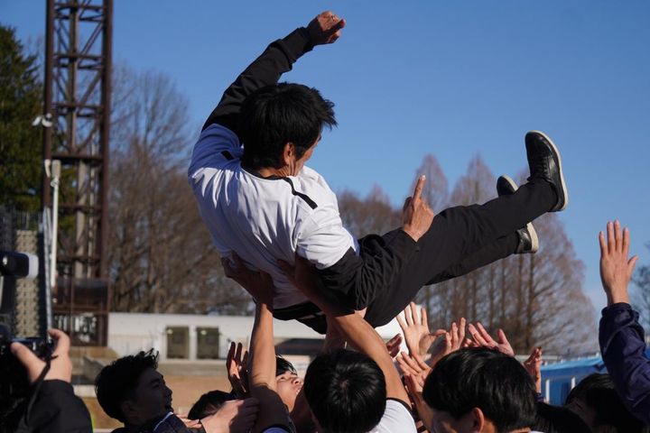 画像: 筑波大の選手たちから胴上げされる小井土監督（写真 縄手猟）
