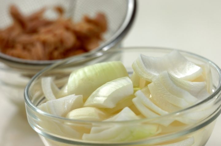 玉ネギとツナの揚げ物の下準備1