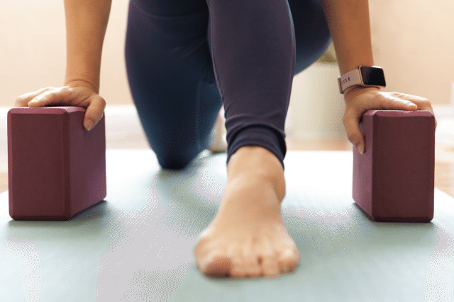 ヨガブロックに両手をのせる