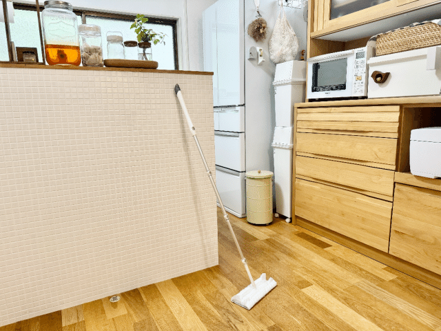 フローリングワイパーで床掃除