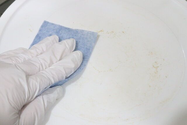 ダイソーの水だけで汚れを落とすコンロシートは青い面で汚れをこすり落とす