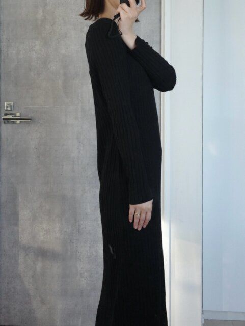 ユニクロメリノブレンドワイドリブニットワンピースの横から見たシルエット