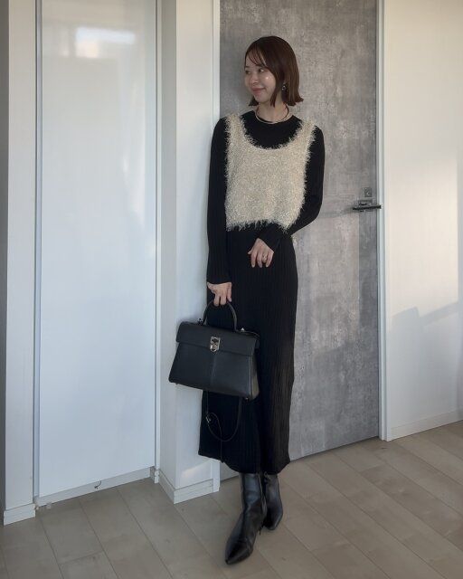 ユニクロメリノブレンドワイドリブニットワンピースのビスチェスタイル